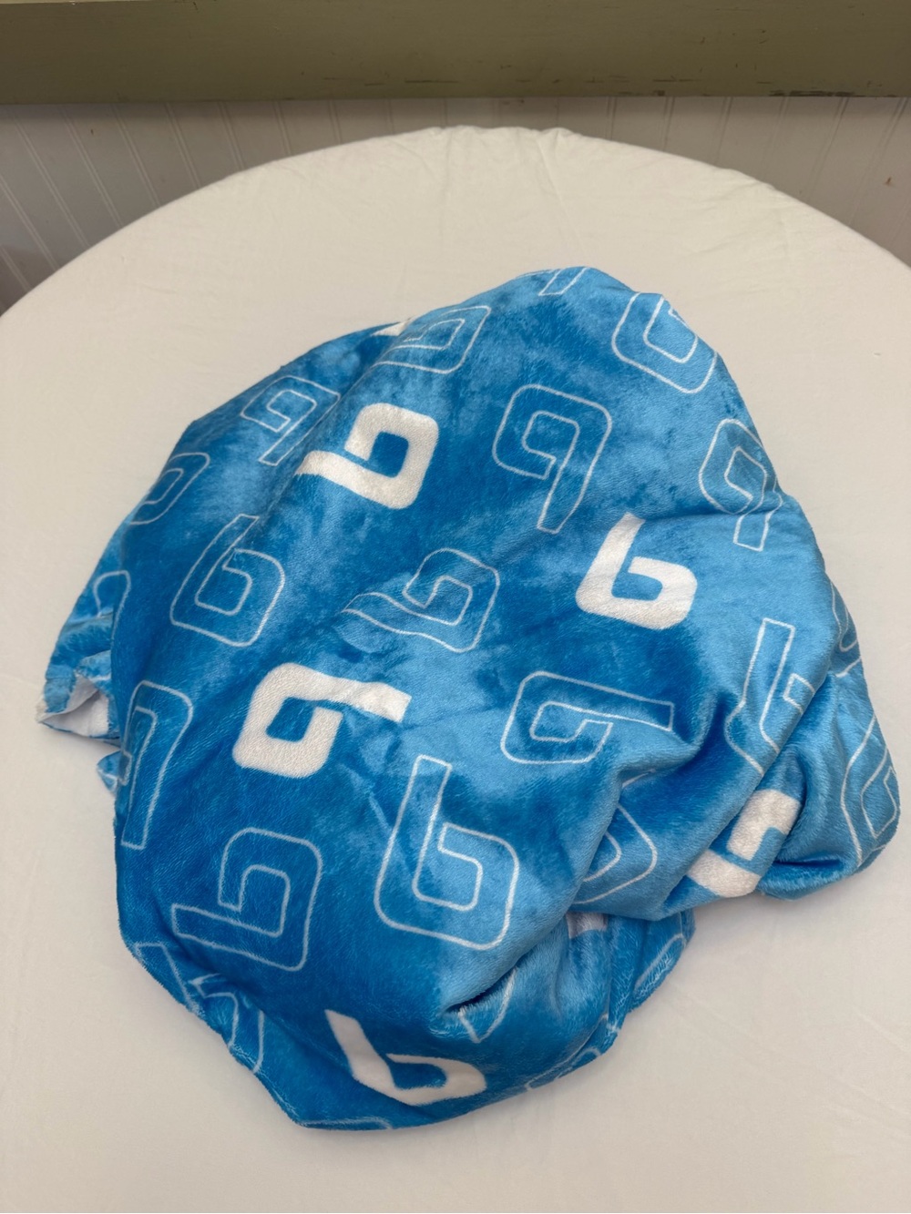 Blue Plush Throw Blanket with White Geometric Pattern